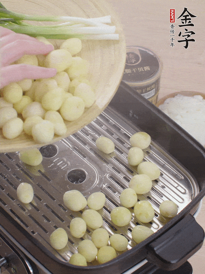 去皮小土豆蒸熟。