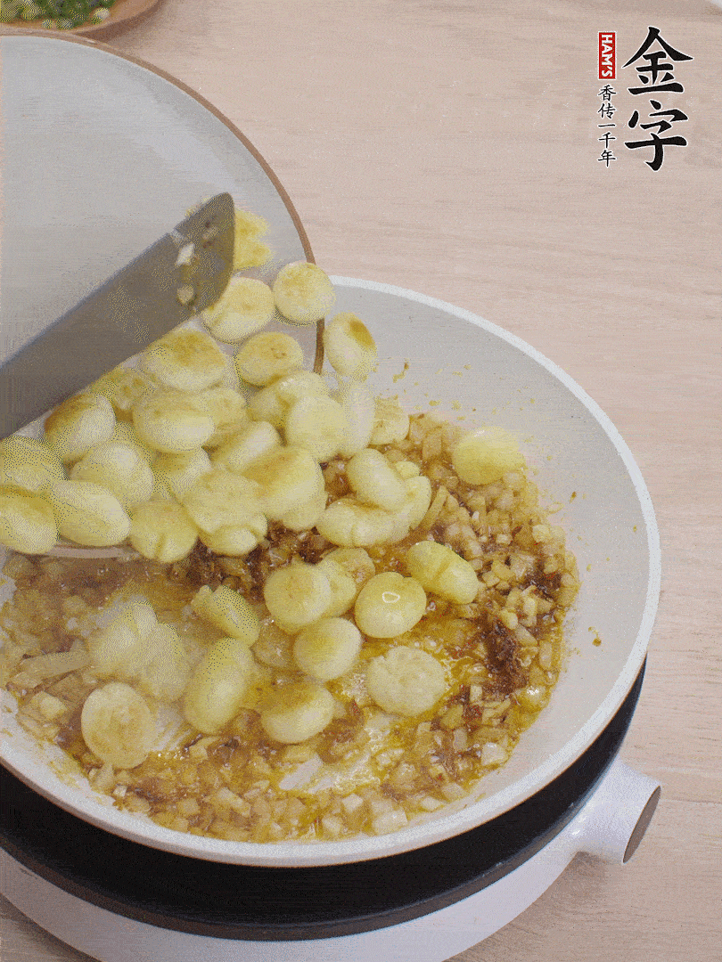 下小土豆翻炒均勻。