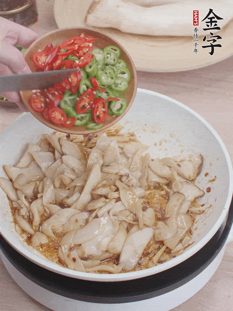 下杏鮑菇、青紅辣椒炒出香味。