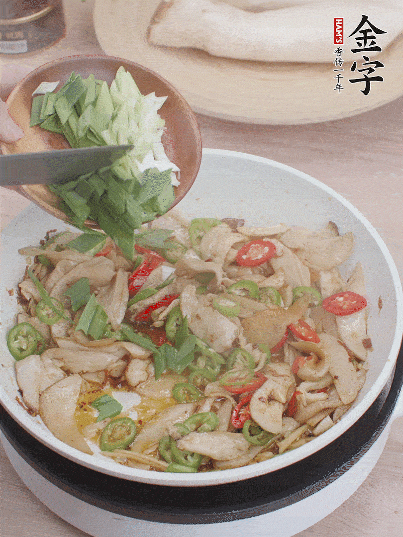 淋少許料酒、最后放大蒜葉。