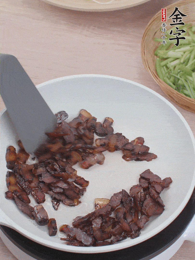 起鍋熱油，煸香醬油肉。