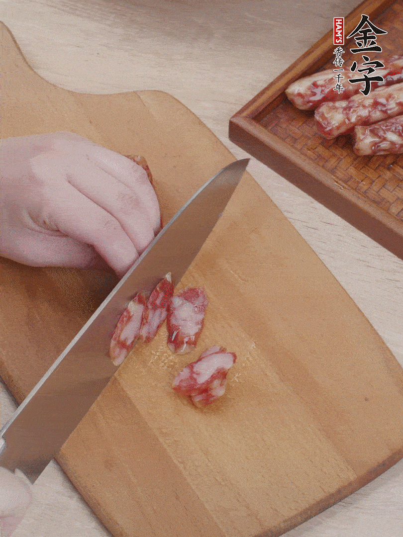 金字香腸斜切片，芹菜切段，小洋蔥切絲，綠菜椒切小塊。