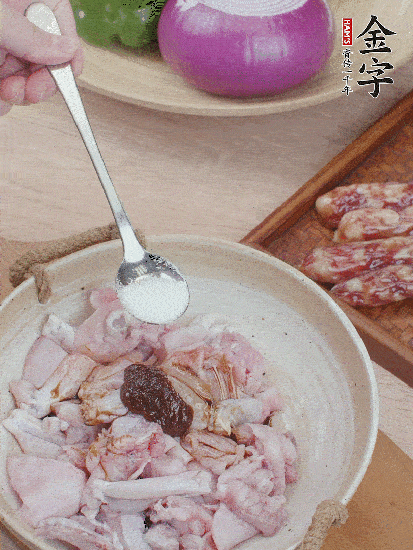 牛蛙塊加1勺柱候醬、1勺生抽、1/3勺白砂糖腌漬20分鐘。