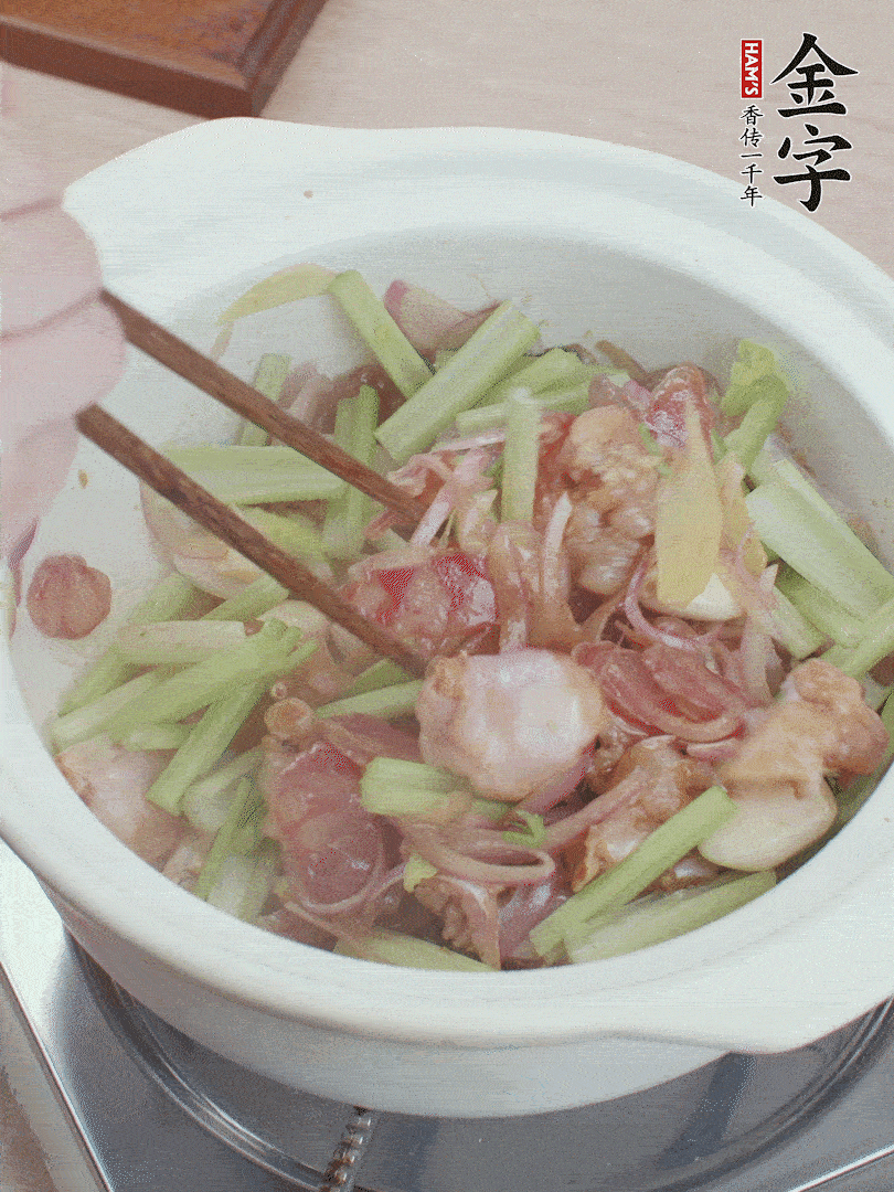 下牛蛙、芹菜、香腸翻炒。