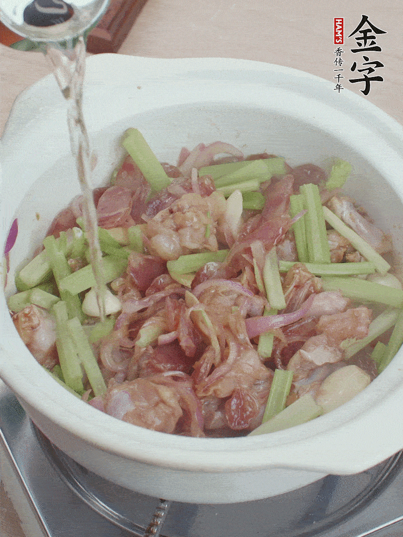 牛蛙變色后，淋點啤酒，加蓋后調(diào)小火燜10分鐘。