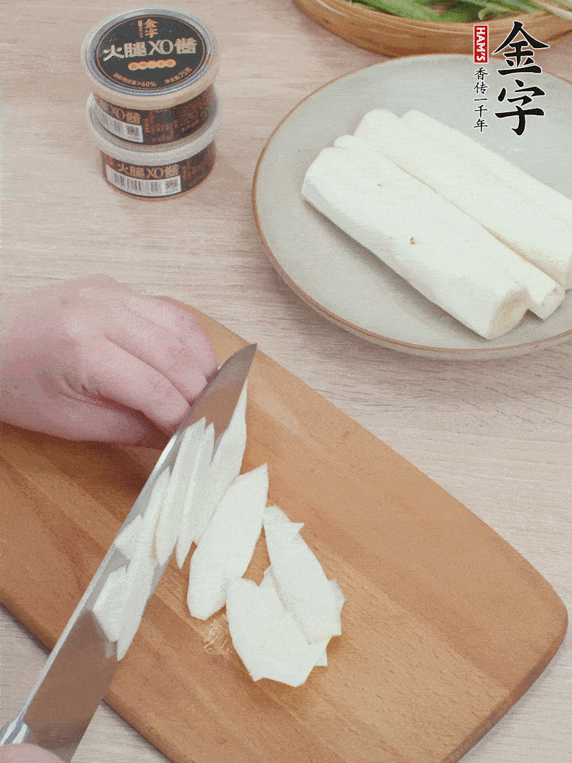 鐵棍山藥去皮，斜刀切片。