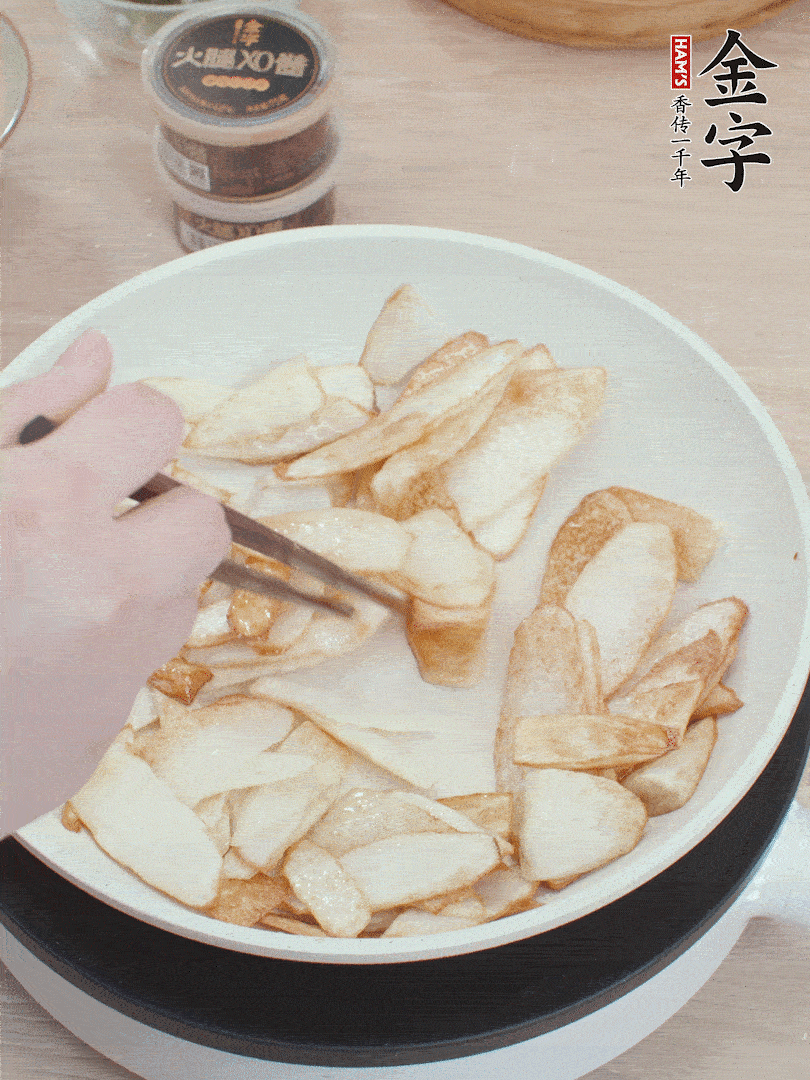 鍋中熱油，山藥煎至兩面金黃。