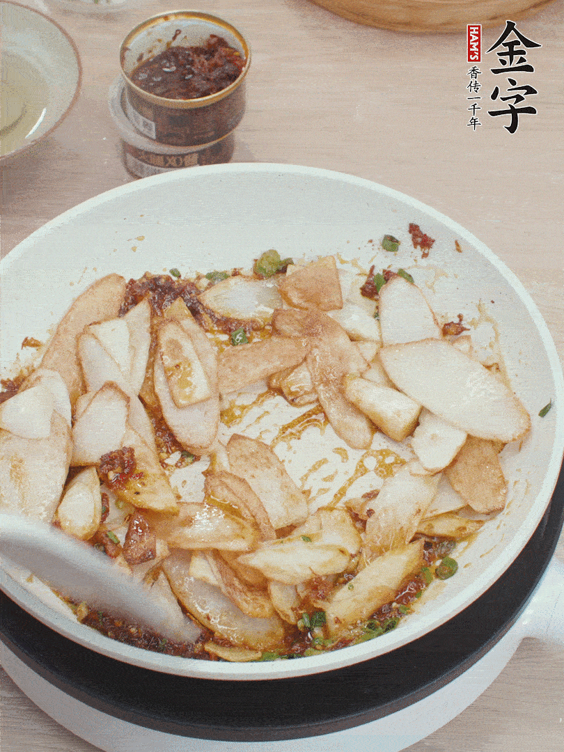 下山藥炒勻，撒蔥花。