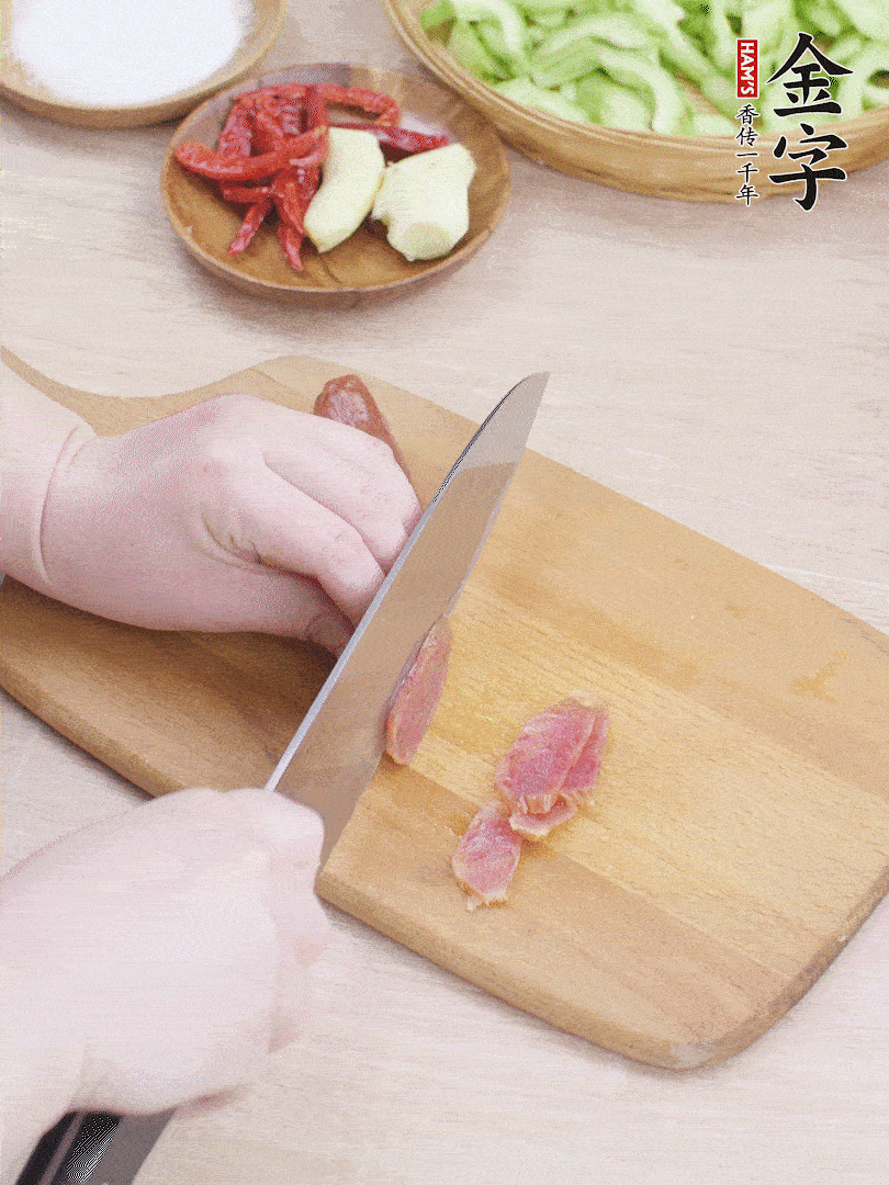 金字土香腸水煮10分鐘，切薄片。