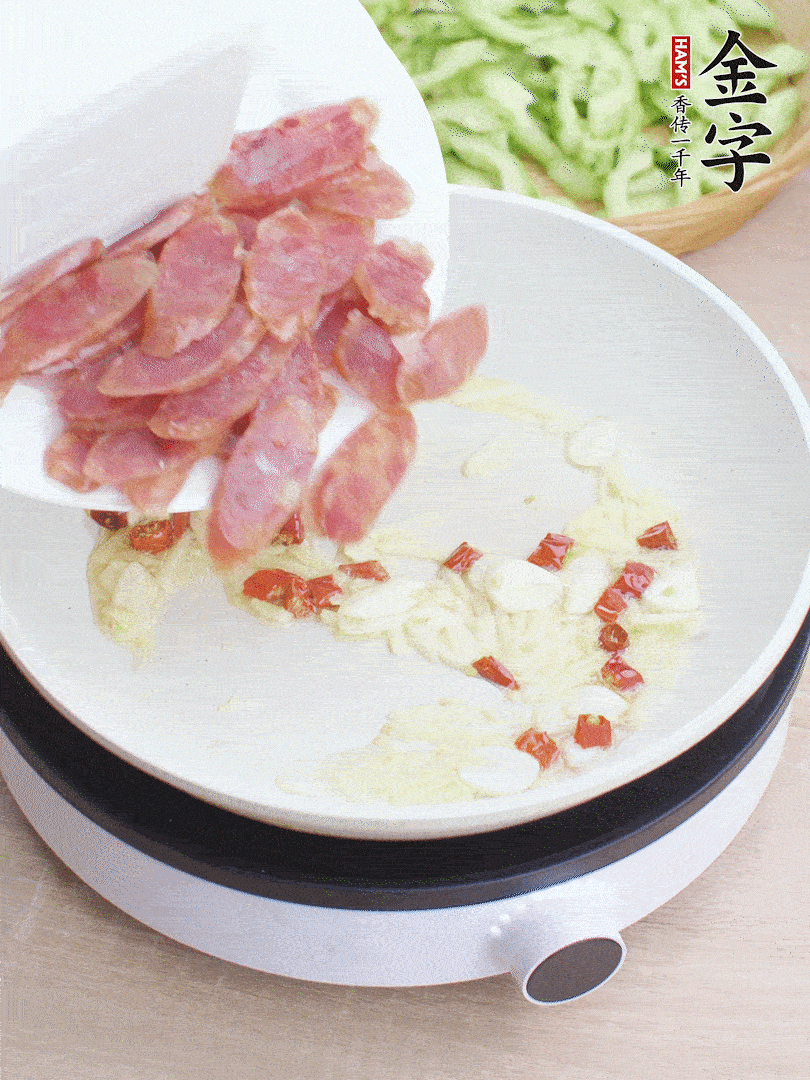 油5成熱時(shí)，姜、蒜、辣椒爆香。