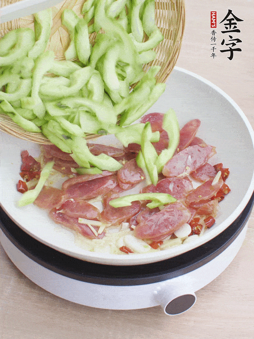 下香腸煸出油脂，放黃瓜翻炒。