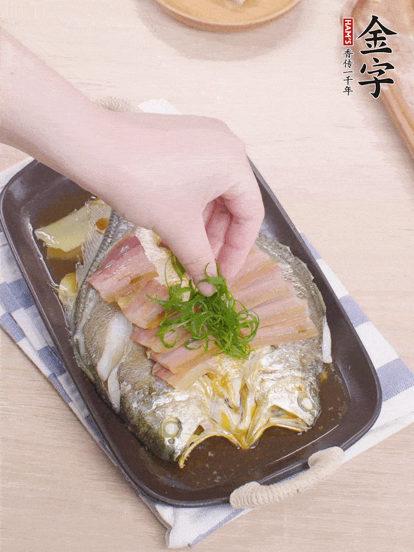 取出姜蔥，淋2勺蒸魚豉油，擺蔥絲。