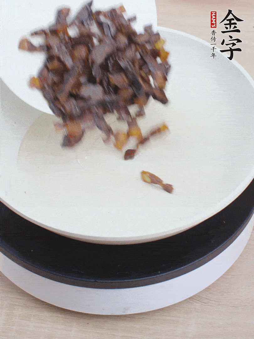 油熱倒醬油肉，編出香味。