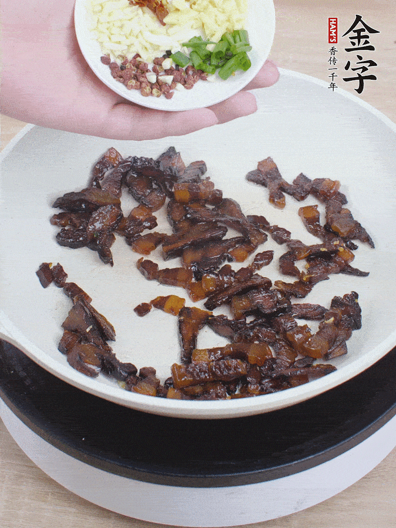 下蔥姜蒜、干辣椒、花椒粒炒香。