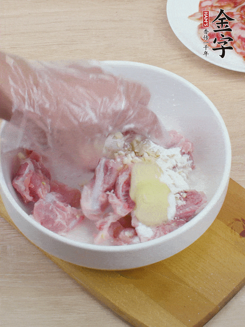 洗凈的小排，加鹽、姜、蒜末、淀粉、胡椒粉抓勻，腌制15分鐘。