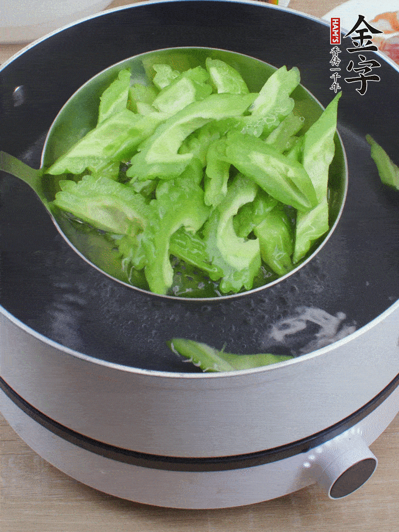 苦瓜去瓤切小塊，開水中加鹽汆燙30秒。
