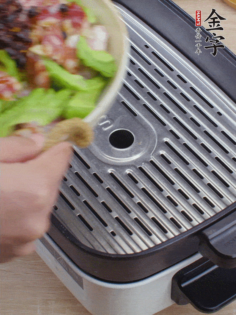 小排、苦瓜、香腸依次碼入，撒上豆豉蒸25分鐘。