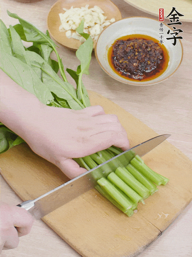 空心菜切段，大蒜拍碎切末。