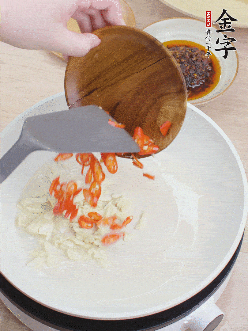 油熱煸香蒜末、辣椒。