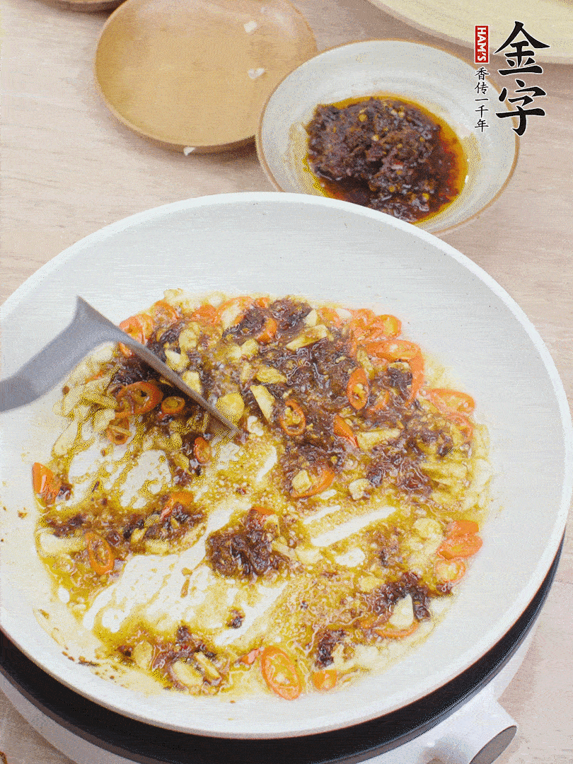 金字火腿干貝醬1勺翻炒均勻。