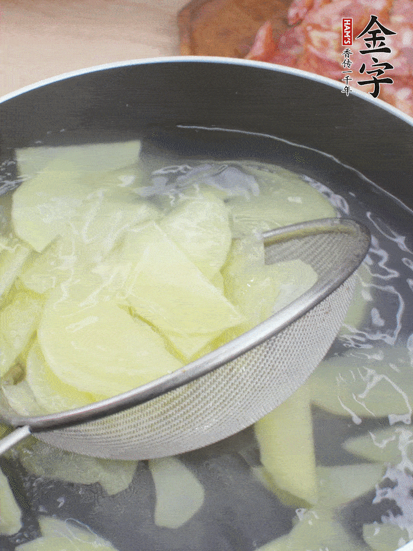 土豆去皮切片，汆燙1分鐘。香腸切薄片。