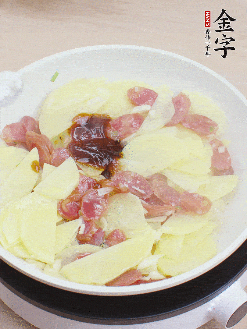 下土豆片，1勺生抽、1勺蠔油、1/3勺鹽、1/3勺糖炒至入味。