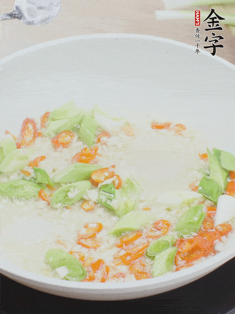 油5成熱時，下蒜末、辣椒、蒜白煸炒。