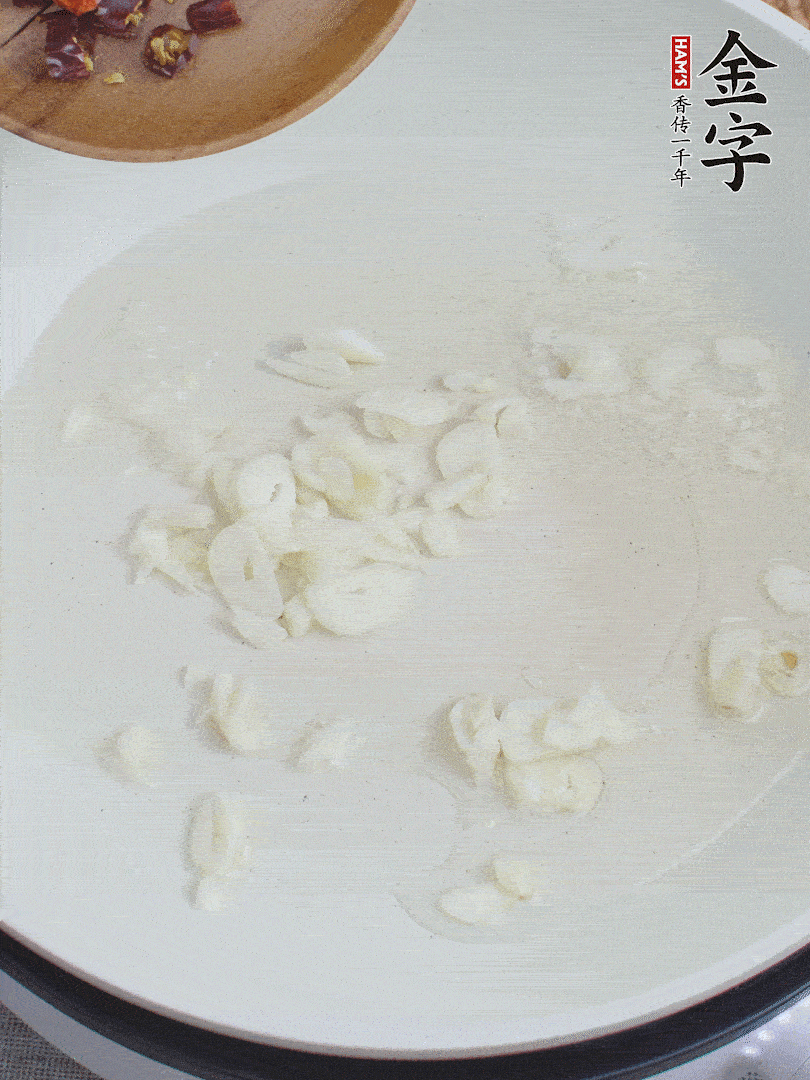 藕去皮，切成1cm見方的丁，放入清水浸泡。美人椒切圈。蒜切成末。