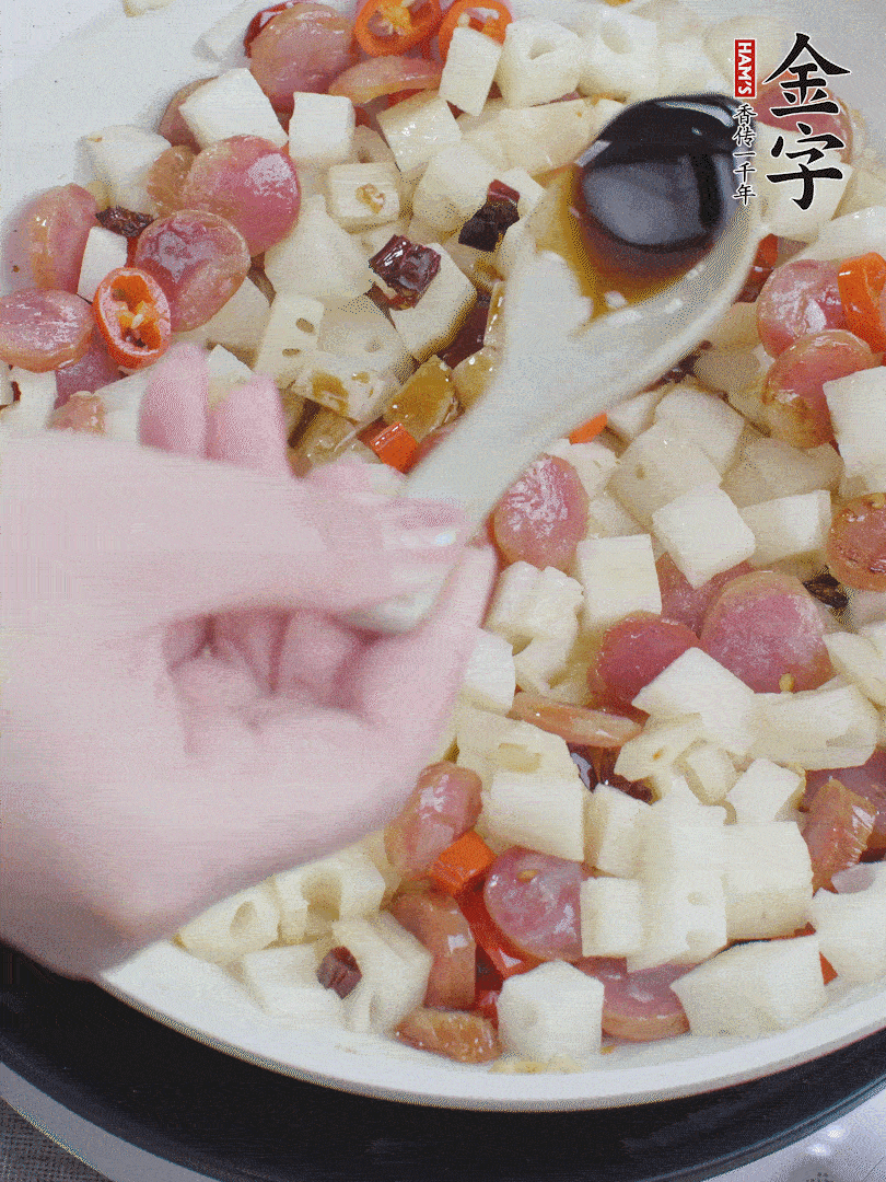 下藕丁，加生抽、香醋、白糖、鹽翻炒均勻。