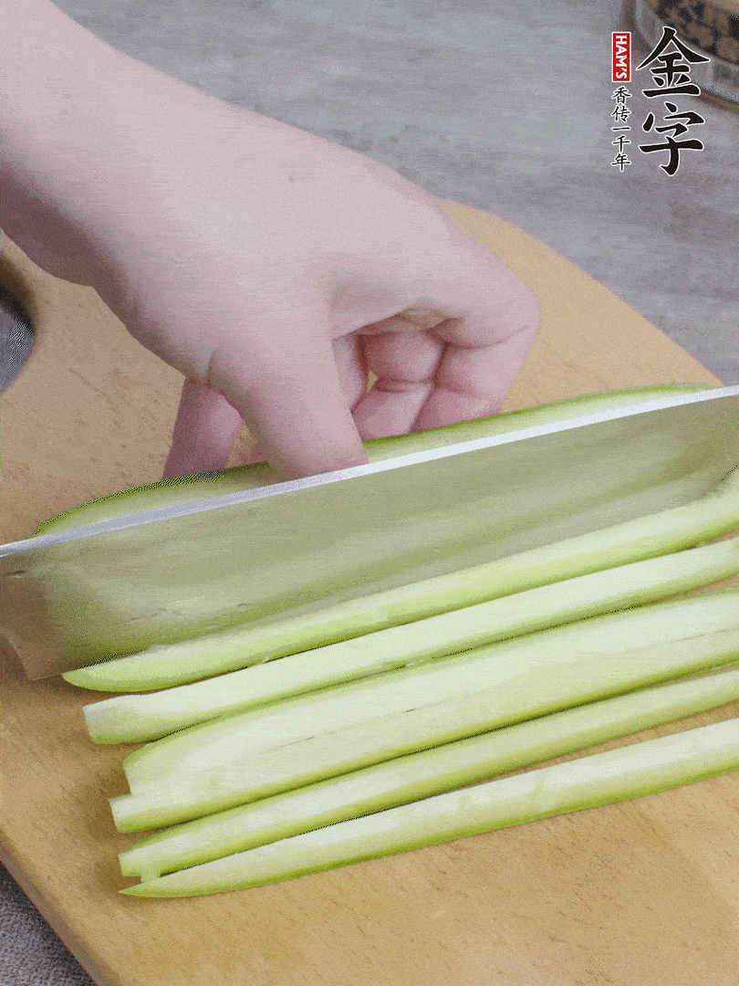 西葫蘆對(duì)半切，去瓤切條。