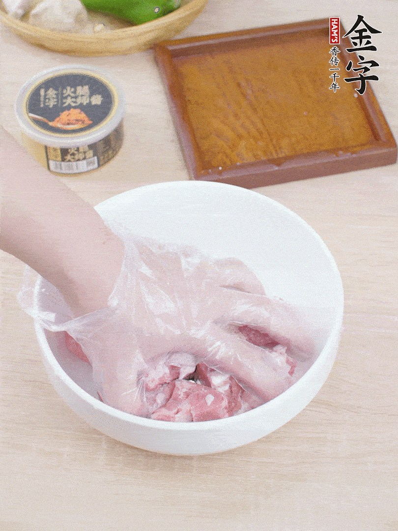 豬小排，加1勺料酒、1勺蠔油、1/3勺白胡椒粉、淀粉，抓拌均勻腌漬30分鐘。青椒去蒂去籽切塊。洋蔥去皮切塊。