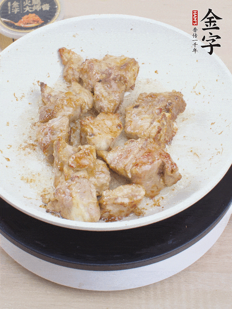 油4成熱，下小排煎炒至邊緣微微發(fā)焦。