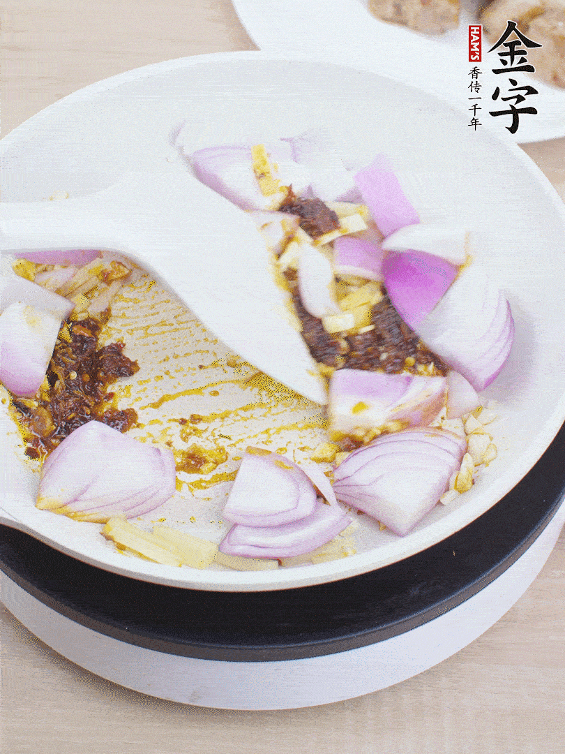 另起一鍋，姜、蒜末、1勺金字火腿大師醬、洋蔥塊炒香。