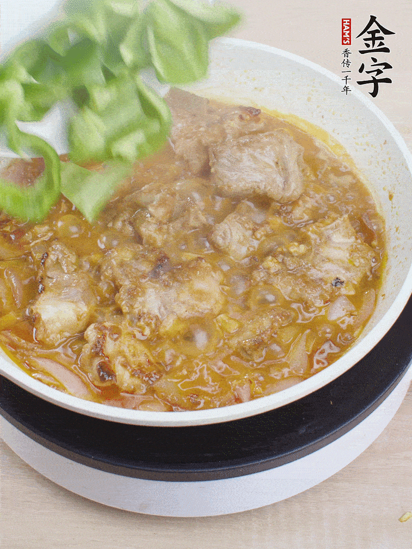 下青椒，翻炒炒至湯汁收干。