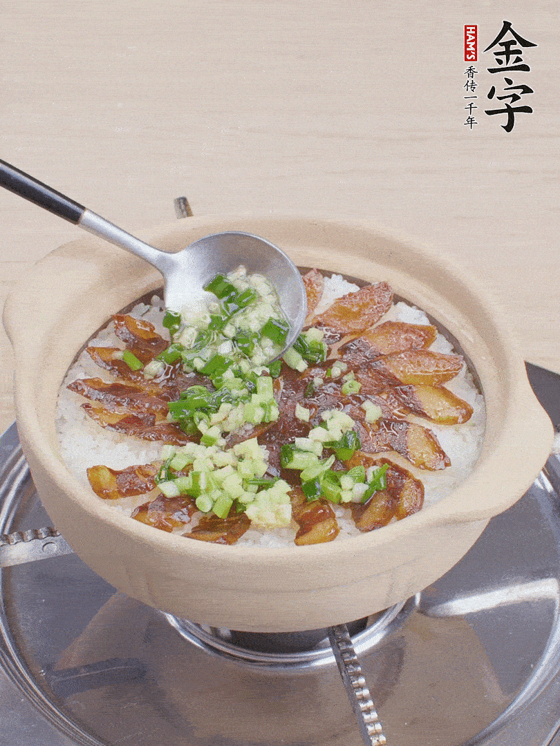 倒蔥姜醬再燜1分鐘。（也可以淋點生抽）