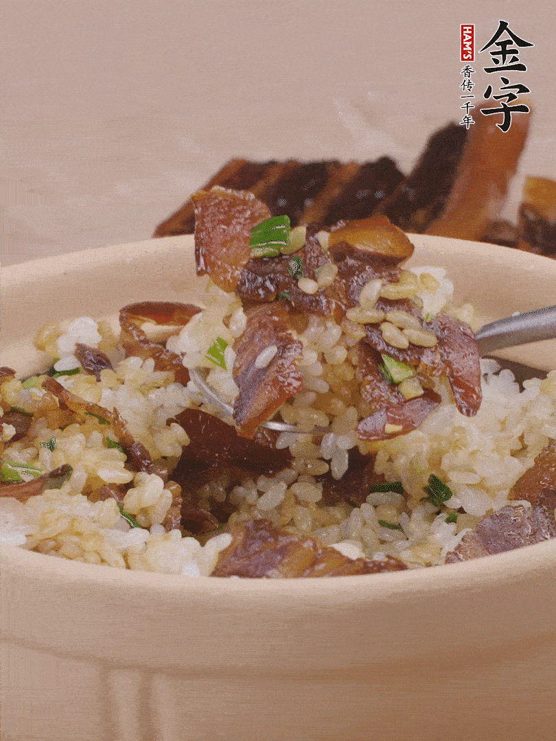 揭蓋后撒點蔥花裝飾，趁熱拌勻。