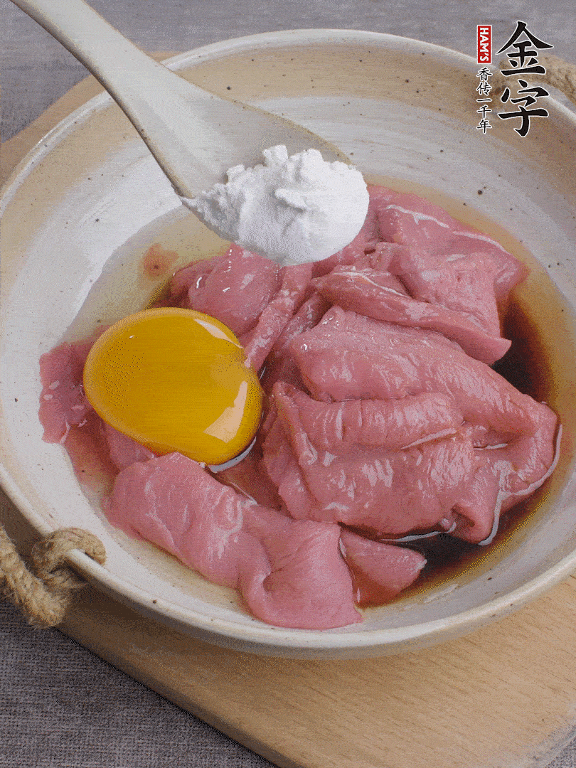 牛肉切片，雞蛋1個、水2勺、料酒1/2勺、生抽1/2勺、生粉1勺腌15分鐘。