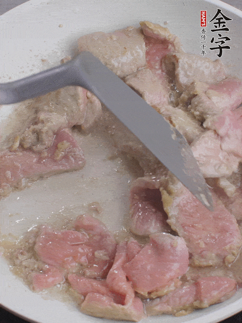 鍋中少油，下牛肉炒至變色。（盛出來）