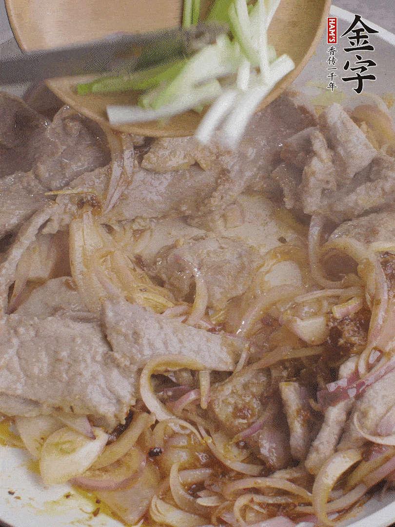 下牛肉、蔥段快炒。