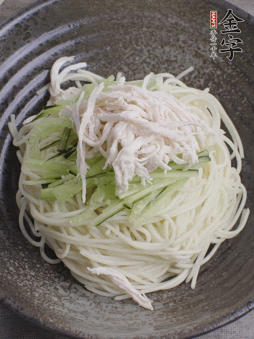 堿水面（熟）倒入大碗中，鋪上黃瓜絲、雞絲。