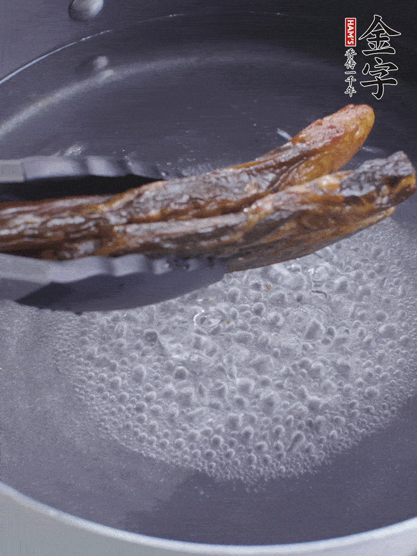 金字醬油肉水煮15分鐘，切薄片。