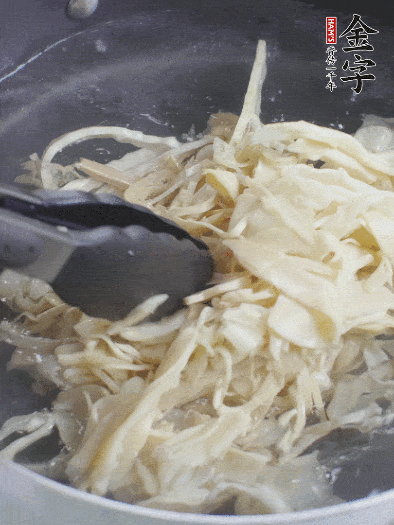 糯米筍焯水1分鐘，過涼水，擠干水份。