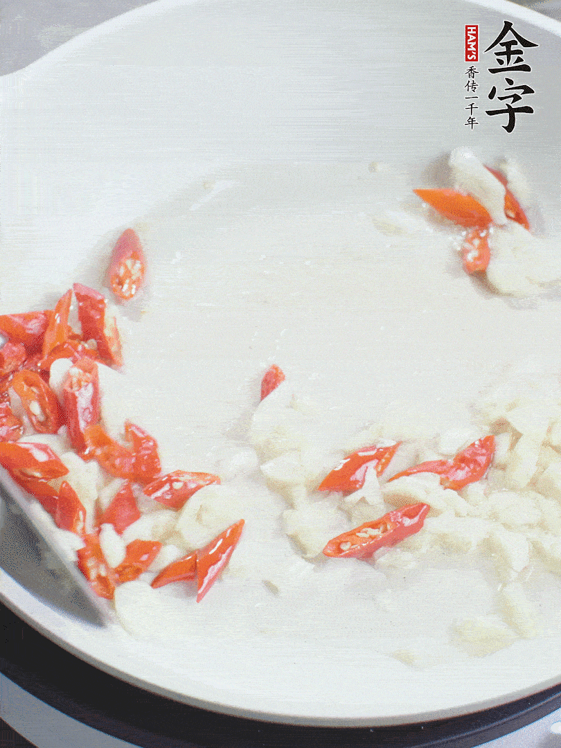 冷鍋熱油，下辣椒、大蒜煸香。