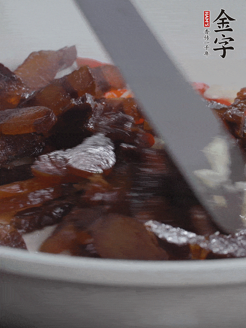 下醬油肉，煸出油脂。