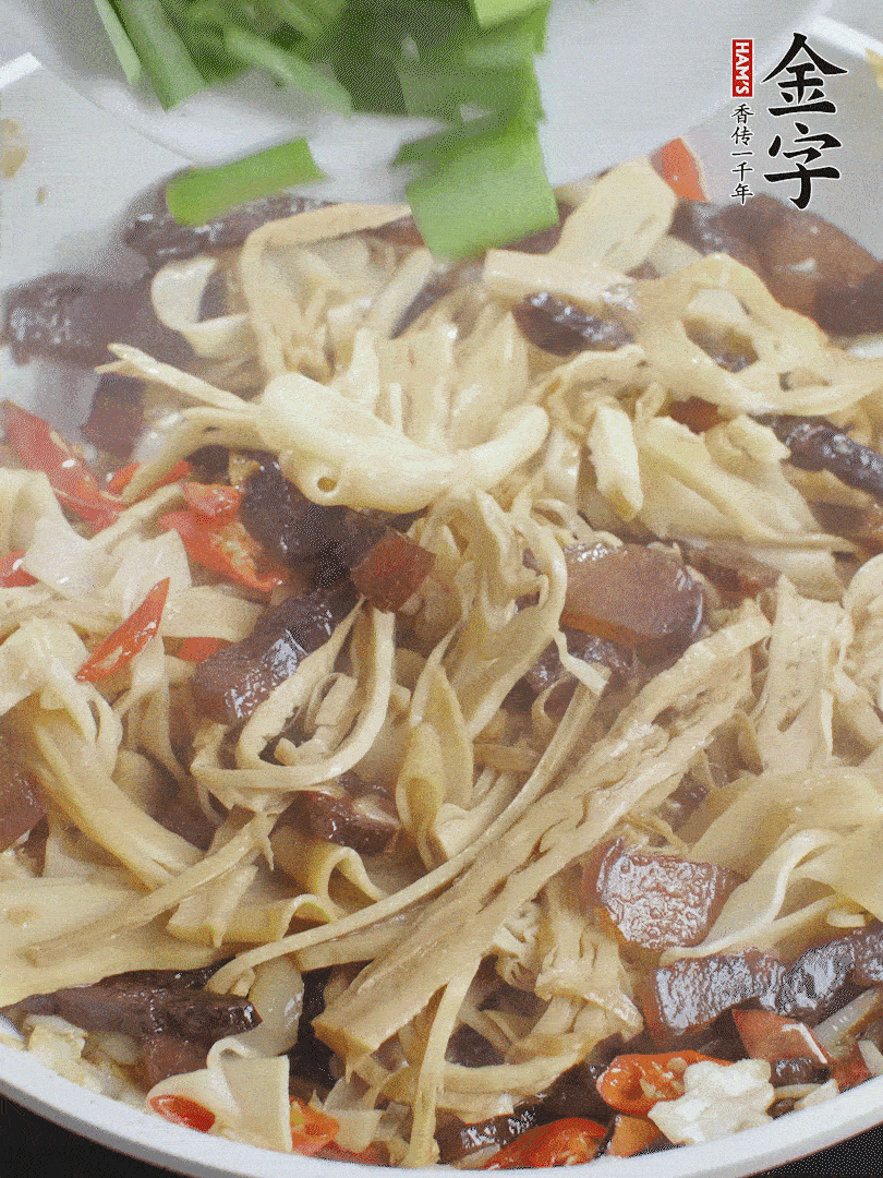 翻炒均勻，下蒜葉。