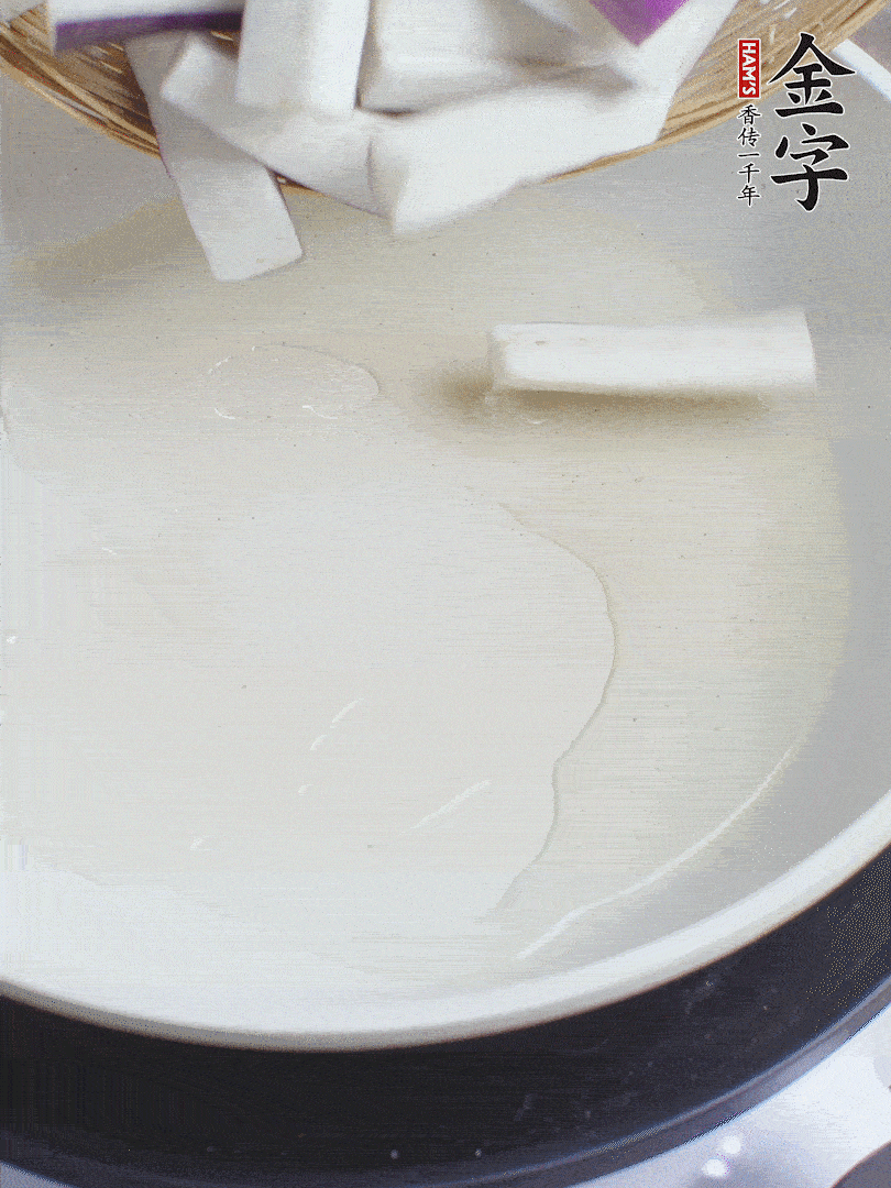 杭茄洗凈去蒂，縱向剖成4份，切成長(zhǎng)10cm左右的段。白洋蔥切絲?？谀⑾磧羧サ舯＜t椒切菱形片。