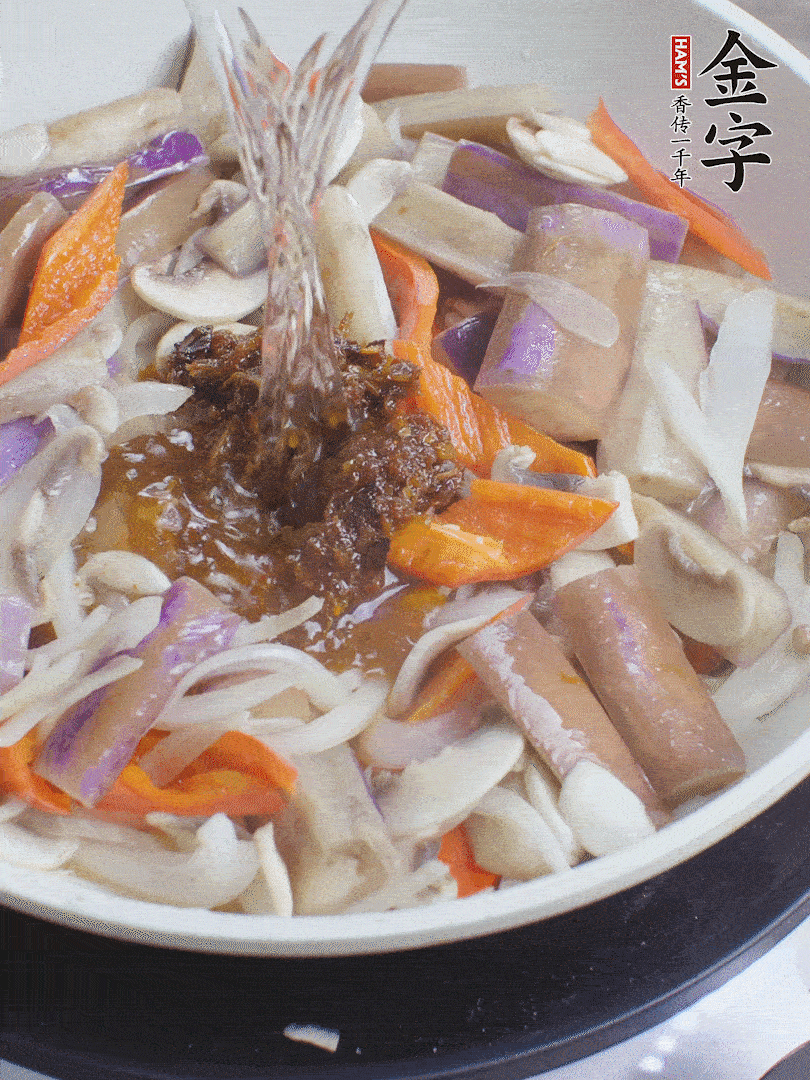 下茄子、口蘑，淋入料汁，加熱水份收干。