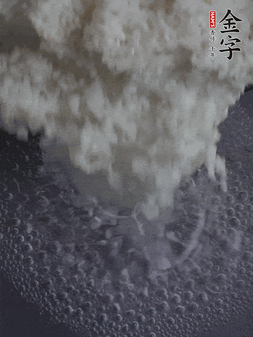 浸泡好的大米，沸水下鍋煮5分鐘，撈出瀝干。