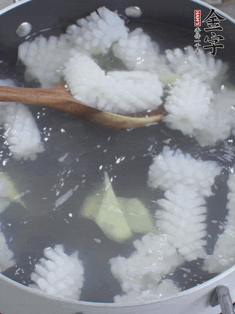 魷魚解凍后，加姜片、料酒汆燙30秒。
