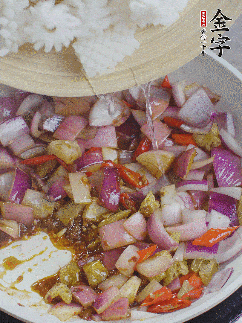 下魷魚花，2勺料酒炒勻。